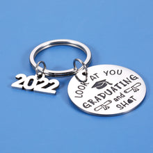 将图片加载到图库查看器，2022 Graduation Gifts for Women Men Him Her Class of 2022 Senior 2022 Grad Keychain Inspirational Gifts for Middle High School College Students Best Friends Daughter Son Teen Boys Girls PHD Master
