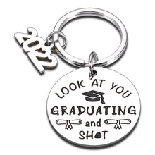 将图片加载到图库查看器，2022 Graduation Gifts for Women Men Him Her Class of 2022 Senior 2022 Grad Keychain Inspirational Gifts for Middle High School College Students Best Friends Daughter Son Teen Boys Girls PHD Master
